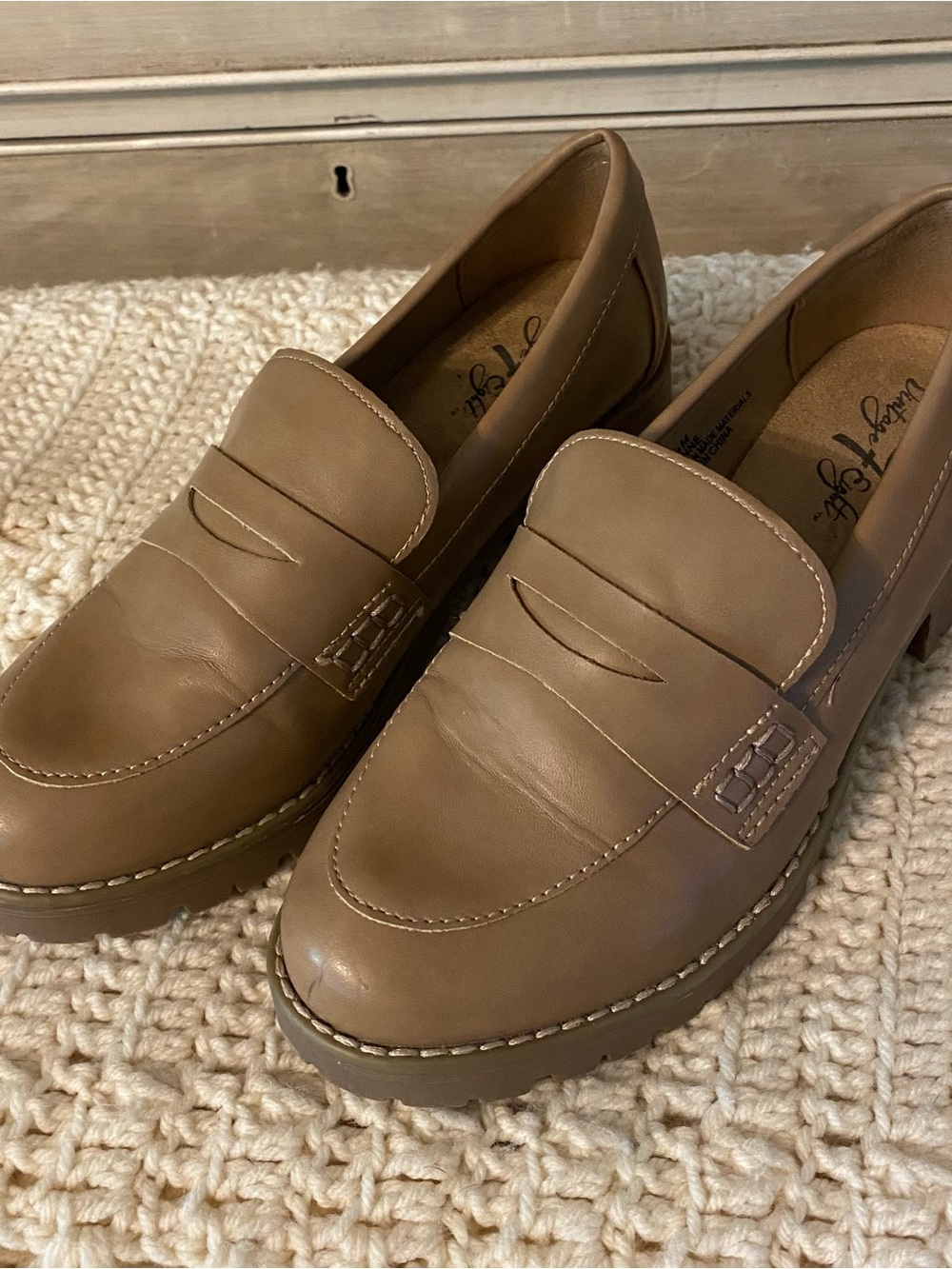Ladies VINTAGE 7 EIGHT Penny Loafers Tan Size 6.5M